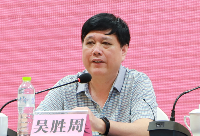 圖為自治區(qū)工業(yè)與信息化廳中小企業(yè)發(fā)展處處長吳勝周主持開班講話 圖為自治區(qū)工業(yè)與信息化廳中小企業(yè)發(fā)展處處長吳勝周主持開班講話